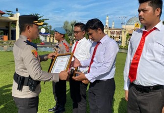 Kapolres Berikan Penghargaan Kepada Personel Polres Pasaman Barat