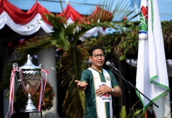 Mendes PDTT Abdul Halim Iskandar saat membuka secara resmi perlombaan dalam rangka HUT ke-78 RI di Lapangan Kemendes PDTT Kalisari, Jakarta, Jumat (28/7/2023). 