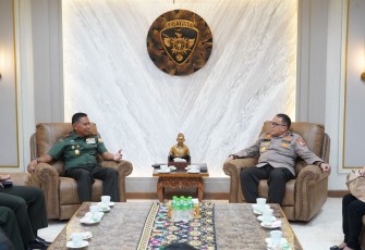 Pangdam IX/Udayana Mayjen TNI Harfendi, S.I.P., M.Sc., menerima silaturahmi dari Kepala Badan Nasional Narkoba (BNN) Provinsi Bali, Brigjen Pol Dr. R. Nurhadi Yuwono, S.I.K., M.Si., CHRMP beserta rombongan, pada Selasa (7/11/2023)