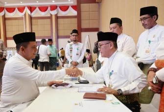 Gubernur Ansar Bayar Zakat Melalui Baznas Provinsi Kepri