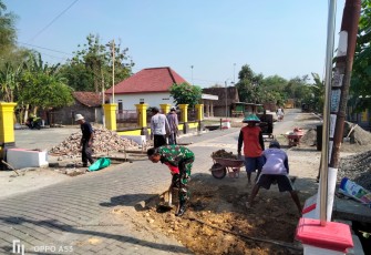 Babinsa Muneng Bantu Warga Lakukan Pengecoran Bahu Jalan
