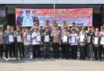 Kapolres Tulungagung, Polda Jatim AKBP Eko Hartanto, SIK, MH saat memberikan reward kepada Forkopimcam Kecamatan Gondang, Tiga Pilral Kelurahan Botoran dan Paguyuban Pencak Silat.