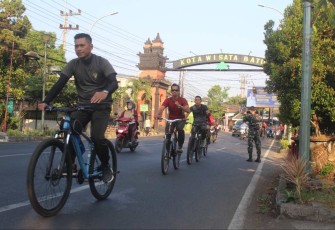 Danyonkes 2 Kostrad/Yudha Bhakti Husada  Sapa Warga Kota Malang Dengan Gowes Bersepeda