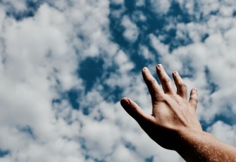 Genggaman tangan terbuka melepaskan mimpi dan harapan (Foto: unsplash.com)