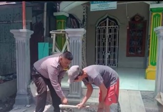 Bhabinkamtibmas Bersama Masyarakat saat Gotong Royong Bangun Masjid