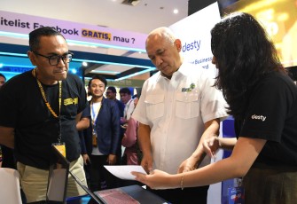 MenKopUKM Teten Masduki dalam acara IDM 2023, Festival Wirausaha Mudah di Gedung Smesco, Jakarta, Kamis (5/10).