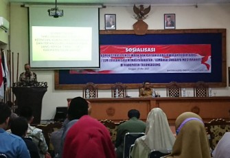 Kepala Bakesbangpol Tulungagung Drs Bambang Triono, MM saat memberikan arahan kepada Ormas dan LSM di aula Universitas Bhinneka Tulungagung