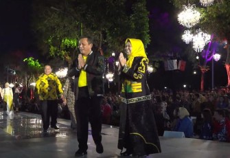 Gubernur Ansar dan Istri Tampil Diatas Catwalk Dihadapan Presiden RI
