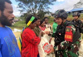 Satgas Yonif 310/KK yang berada di Pos Oksibil dan Pos Okpol membagikan puluhan sembako dan sarana olahraga (bola, net voli) kepada masyarakat di Kampung Tulo dan Kampung Kutdol, Distrik Oksibil, Kabupaten Pegunungan Bintang, Papua, Rabu (27/12/2023)