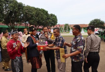  Kasi Humas Polres Batu Bara Berikan Surprise Pada Guru Body