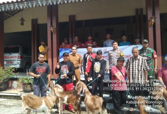 Babinsa Kodim 0802/Ponorogo Pendampingan Penyaluran Bantuan Ternak Kambing