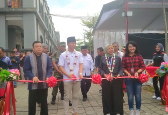 Bupati Trenggalek Mochamad Nur Arifin saat membuka Jatim Consumer Fest 2023, di Pasar Pon Kabupaten Trenggalek, Jumat (24/11/2023)