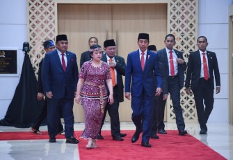 Ketua DPR RI Puan Maharani saat dan Presiden Joko Widodo (Jokowi) saat berjalan beriringan di Gedung Nusantara, Kompleks Parlemen, Senayan, Jakarta, Rabu (16/8/2023). Puan di Gedung Nusantara, Kompleks Parlemen, Senayan, Jakarta, Rabu (16/8/2023). 