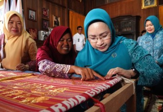 Pj Ketua TP PKK Sumsel Tyas Fatoni saat Kunjungi Pusat Kerajinan Sulam Benang Emas Ranau di Desa Jepara