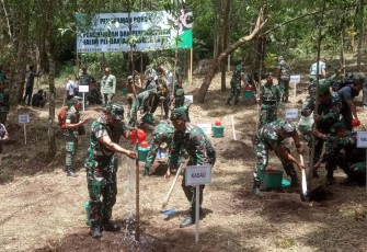 KASAD Jenderal Maruli Simanjuntak saat memimpin penanaman pohon untuk penghijauan Gunung Lawu, di kawasan Cemoro Sewu, Rabu (20/12/2023).