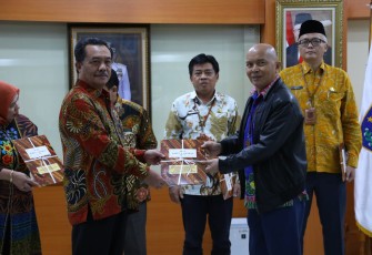 Kepala BSKDN Kemendagri Yusharto Huntoyungo saat Serahkan DIPA 2024 kepada jajarannya di Aula BSKDN, Kamis, 30 November 2023.