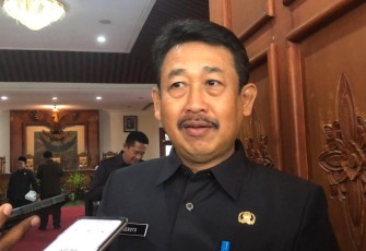 Kepala Badan Kepegawaian dan Pengembangan Sumber Daya Manusia Kabupaten Tulungagung Soeroto saat di wawancara di gedung DPRD Tulungagung