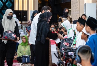 Ketua DPR RI Puan Maharani memberikan santunan kepada para anak yatim piatu.