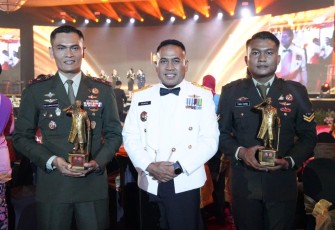 Dua Prajurit Kostrad Mayor Inf Sabar Simanjuntak dan Sertu Fadli Canu Terima Penghargaan Soedirman Awards