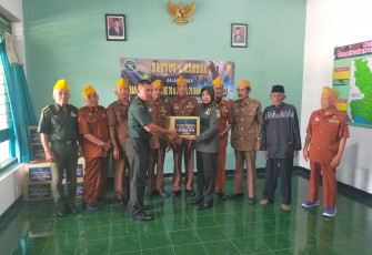 Kodim 0807 Tulungagung gelar kegiatan bakti sosial pembagian santunan kepada para veteran, warakawuri dan anak yatim TNI di Kantor Minvetcad V/07 Tulungagung dan Koramil Tipe B 0807/07 Sumbergempol, Rabu (13/12/2023)