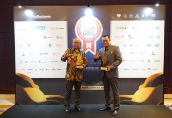 Penghargaan diterima oleh Direktur Manajemen Risiko Bank Jatim Eko Susetyono dan Corporate Secretary, Wioga Adhiarma Aji pada hari Rabu (6/9).