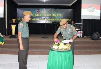 Kebersamaan keluarga besar Menarmed 2 Kostrad dalam perayaan HUT ARMED TNI AD ke-78, Senin (4/12)