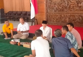 Bupati Trenggalek, Mochamad Nur Arifin, saat menerima perwakilan Ketua RT dan RW Kelurahan Ngantru, dalam acara Sonjo Pendopo, Jum'at (24/2/2023) (Foto : Hardi Rangga klikwarta.com).