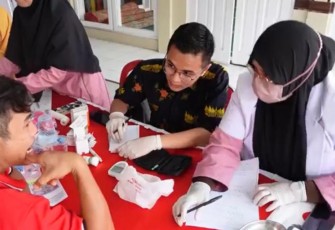 Petugas kesehatan saat screening warga binaan Lapas Suliki.