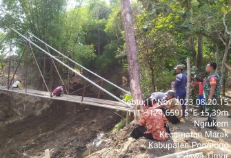 Babinsa Kodim 0802/Ponorogo Ikut Kerja Bakti Bongkar Jembatan Rusak