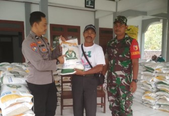 Babinsa Koramil 0801/04 Tegalombo Dampingi Pendistribusian Bantuan Pangan
