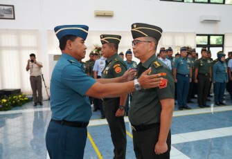 Asrenum Panglima TNI, Laksda TNI Hery Puranto, S.E., M.M., memimpin upacara Serah Terima Jabatan (Sertijab) Wakil Asisten Staf Kebijakan Strategis dan Perencanaan Umum Panglima TNI (Waasrenum Panglima TNI) dari Brigjen TNI Berlin Germany, S.Sos., M.M., C.Fr.A., CHRMP. kepada Kolonel Arh Harvin Kidingallo, S.H., S.T., M.Han., di Mabes TNI Cilangkap, Jakarta Timur, Selasa (12/12/2023)