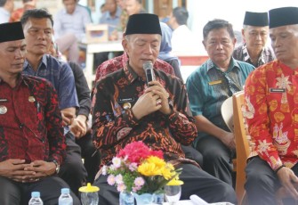 Bupati Kaur Serahkan 660 Unit Bronjong di Kecamatan Luas