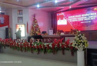 Dandim 1310/Bitung berdiri di pojok kiri saat memberikan sambutannya