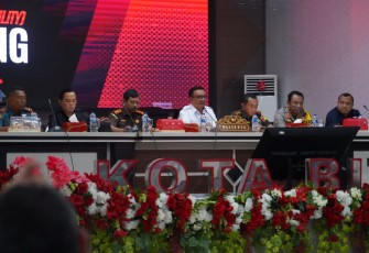 Wali Kota Bitung Maurits Mantiri bersama Unsur Forkompinda saat membuka kegiatan forum diskusi CSR Kota Bitung