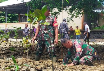 Prajurit Kodim 1310/Bitung bersama Lantamal VIII Manado dan Mahasiswa IAKN Manado bersama masyarakat desa saat menanam bibit pohon Mangrove