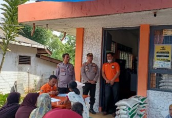 Kapolsek Saipar Dolok (SD) Hole, Iptu Amron Simanullang, SH, awasi langsung proses penyaluran bantuan beras dari pemerintah pusat ke masyarakat.