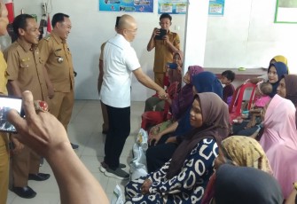 Bupati Gusnan Mulyadi Pantau Langsung Pemberian Bantuan Cadangan Pangan di Beberapa Desa