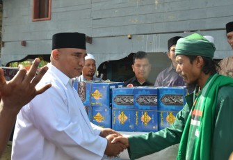 Abiya Jeunib Akhyar Kamil saat Berikan 350 Lembar Kain Sarung
