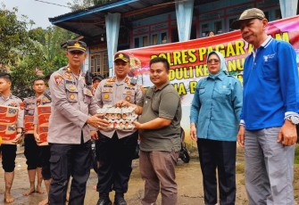 Polres Pagar Alam saat Berikan Bantuan Logistik kepada Masyarakat Kena Banjir Bandang