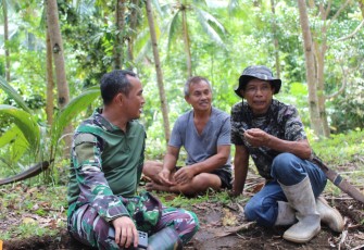 Dandim 1310/Bitung saat berbincang dengan warga setempat di lokasi TMMD