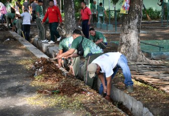 Kodim 0802/Ponorogo Gotong Royong Bersama Masyarakat Bersihkan Saluran Air