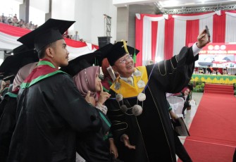 Gubernur Bengkulu Rohidin Mersyah Melakukan Swafoto 