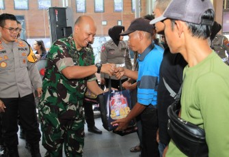 Letkol Czi Yudo Aji Susanto, S.Sos., M.A., Dandim 0806/Trenggalek saat Baksos