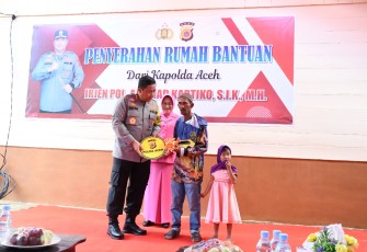  Kapolda Aceh Serahkan Bantuan Satu Unit Rumah Kepada Warga Peureulak Barat