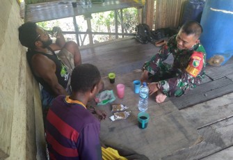 Babinsa Koramil 1710-07/Mapurujaya Gelar Komsos Bersama Masyarakat di Wilayah Binaan