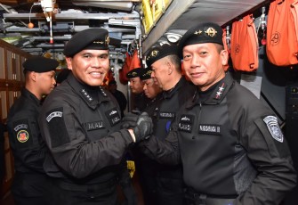 Pangkoarmada III Terima Brevet Kehormatan Hiu Kencana