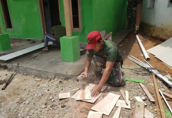 Program RTLH TMMD 118 Kodim 0408/BS Masuk Tahap Pemasangan Keramik  