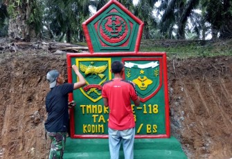 Anggota Satgas TMMD 118 Lakukan Pengecatan Tugu Prasasti