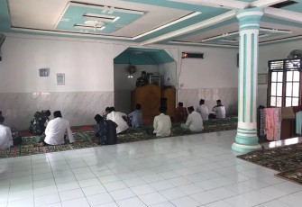 Personel Satgas TMMD Ke-118 Laksanakan Sholat Jumat Bersama Warga