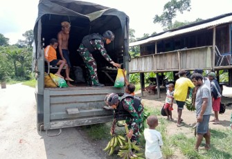  Satgas Yonif 310/KK Bantu Warga Jual Hasil Kebun Untuk Tingkatkan Perekonomian di Perbatasan